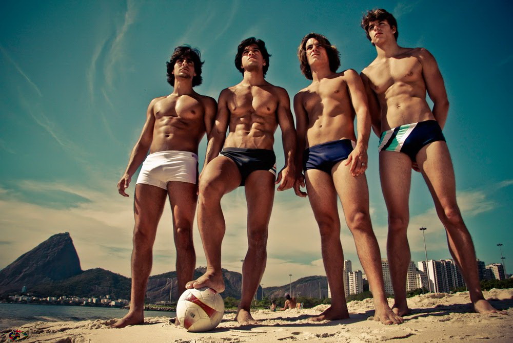 В плавках в городе. Четверо парней на пляже. Фото 4 мужчин. Фотография на 4 парней.